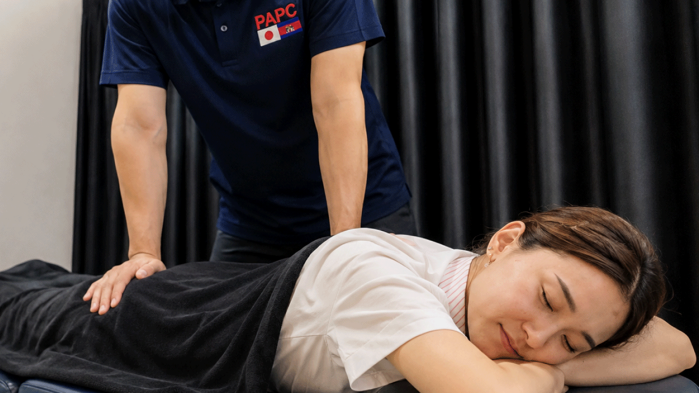 プノンペンで腰痛に対する整体と鍼灸を行うPAPC